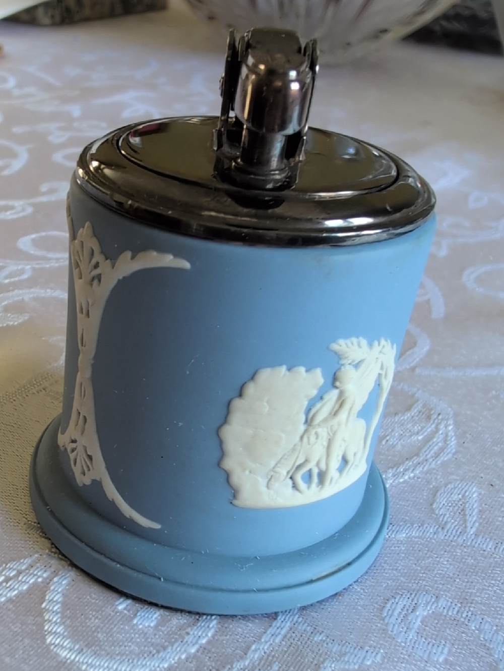 1954 Wedgwood Blue Jasperware Table Lighter with White Relief - Picture 5 of 6